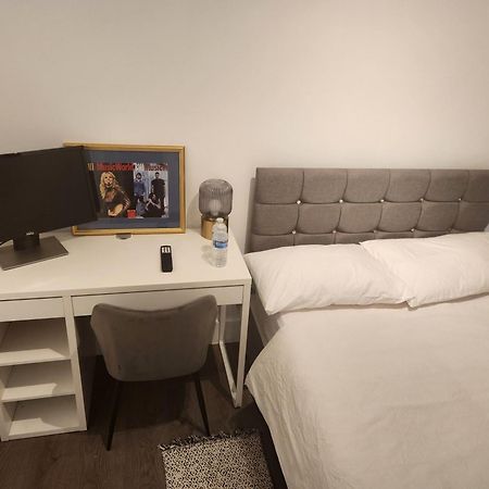 Flat With Work Station, Monitor, Smart Tv & Netflix Appartement Londen Buitenkant foto