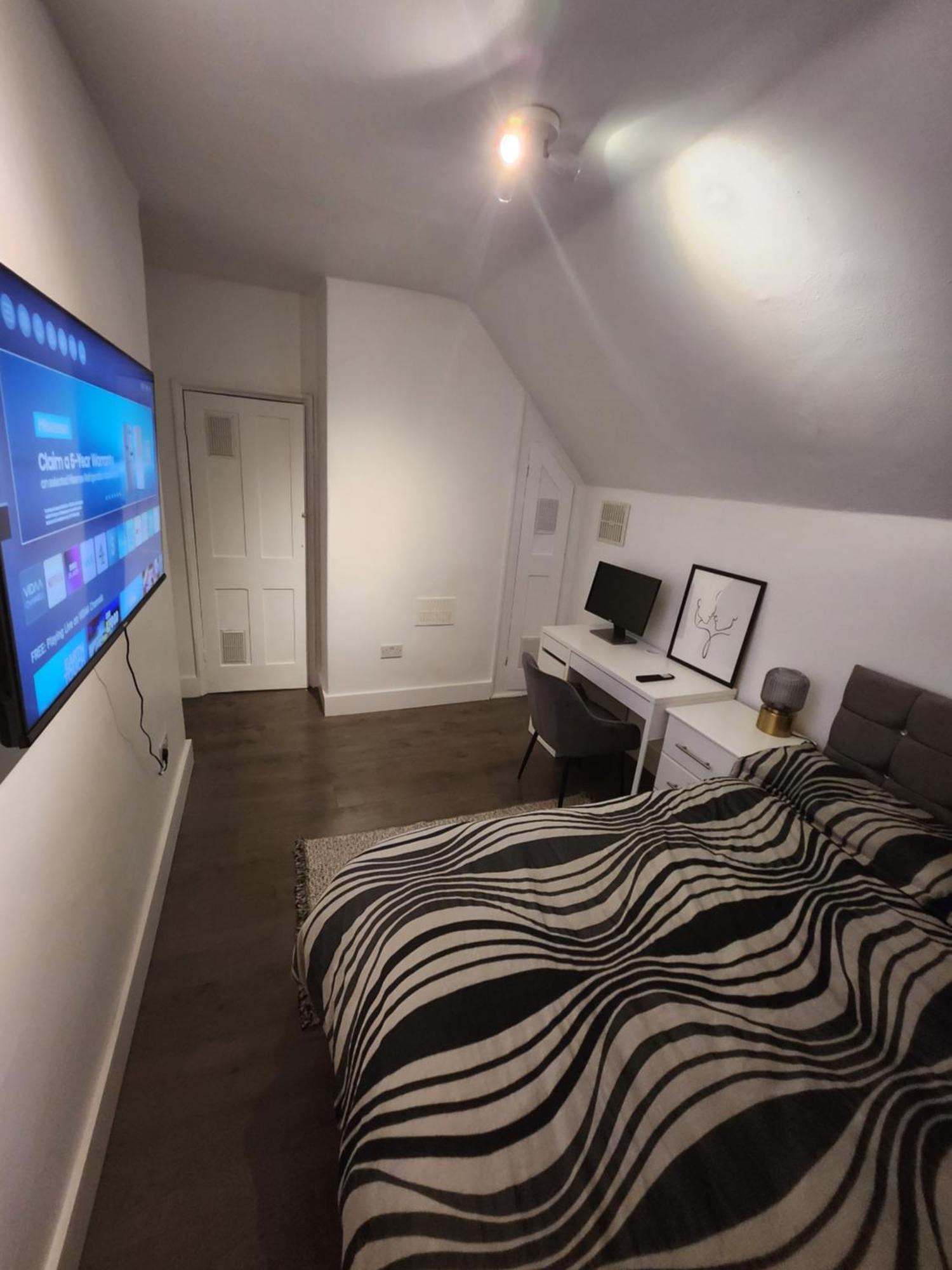 Flat With Work Station, Monitor, Smart Tv & Netflix Appartement Londen Buitenkant foto