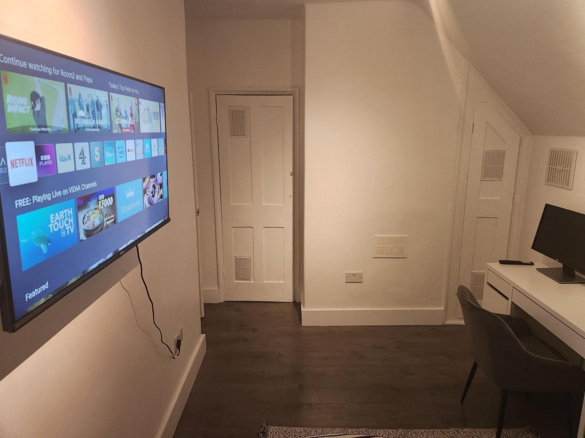 Flat With Work Station, Monitor, Smart Tv & Netflix Appartement Londen Buitenkant foto