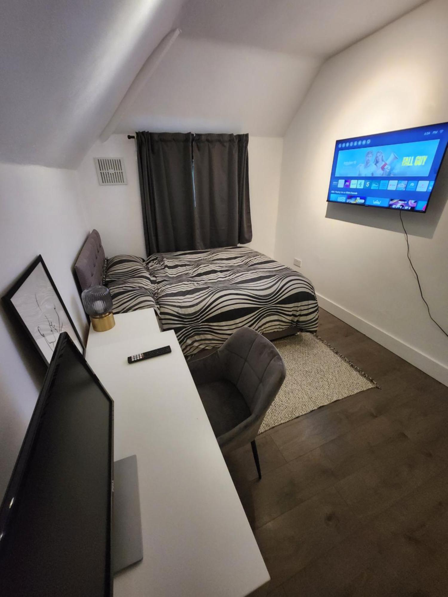 Flat With Work Station, Monitor, Smart Tv & Netflix Appartement Londen Buitenkant foto