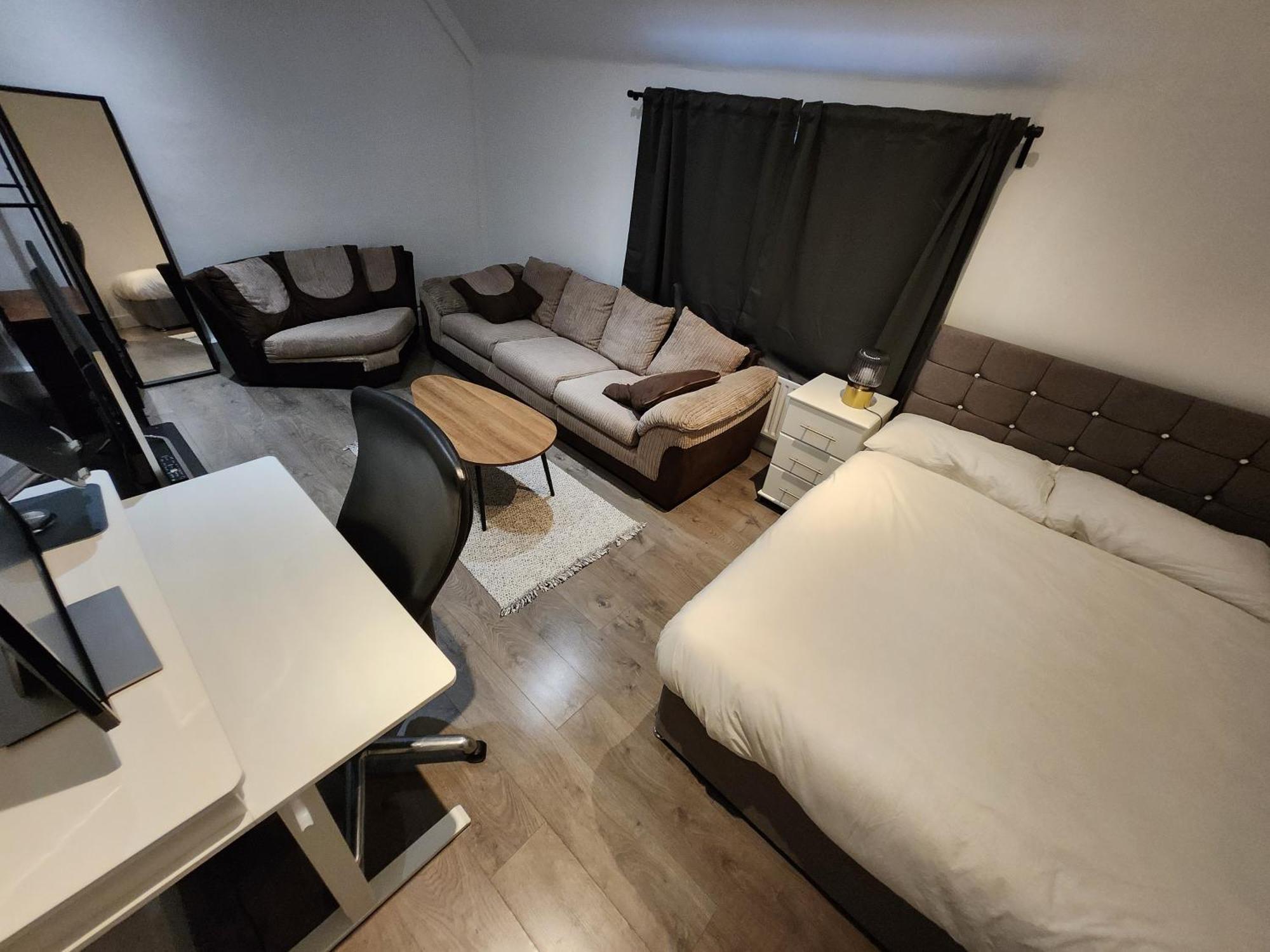 Flat With Work Station, Monitor, Smart Tv & Netflix Appartement Londen Buitenkant foto